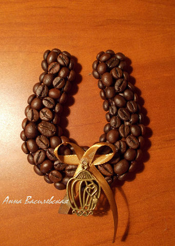 Подкова из зерен кофе Подкова из зерен кофе