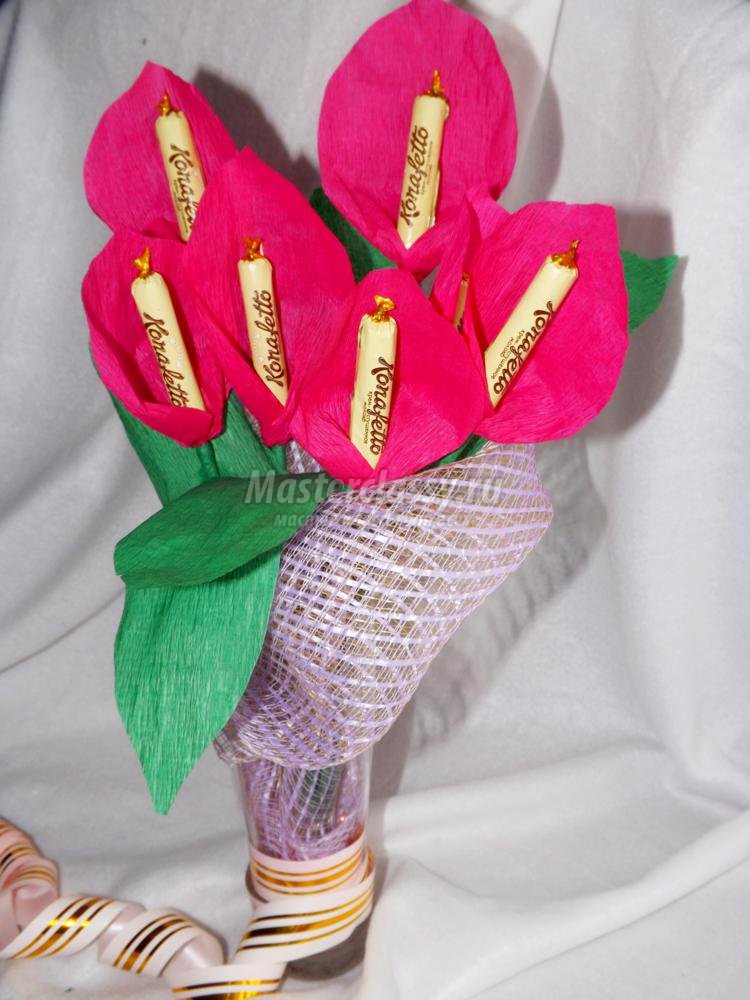 Цветы с конфетами из гофрированной бумаги мастер класс
