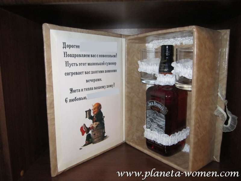 Подарки поздравления на день рождения мужчине прикольные. Шуточный подарок мужчине. Подарок с бутылкой виски. Надпись на коробке с подарком мужчине. Прикольные надписи на алкогольных бутылках в подарок мужчине.