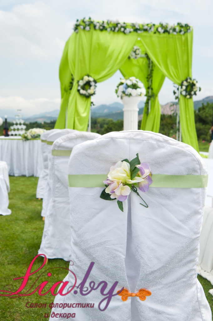 Украшение свадебных стульев бантами