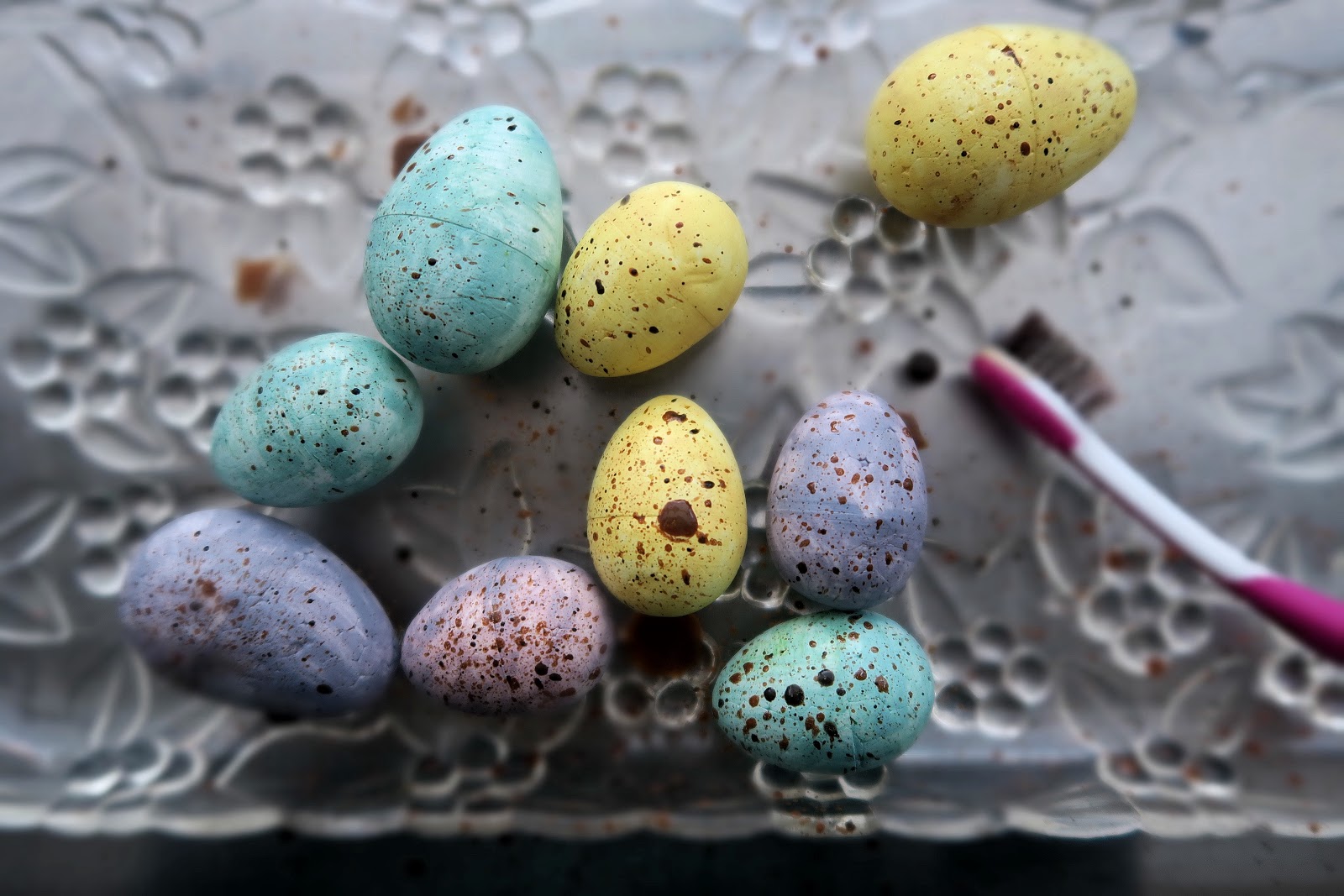 Красивые яйца на пасху своими руками. Декор яиц на Пасху. Крашеные пасхальные яйца. Покраска яиц на Пасху. Красим яйца на Пасху.