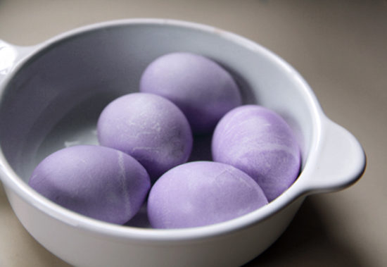 Яйца без красителей. Фиолетовые яйца. Сиреневые яйца в каркаде. Лавандовый цвет яиц. Яйца окрашенные черной смородиной.
