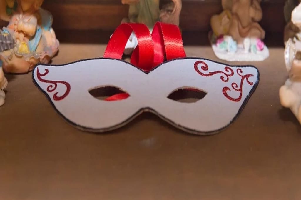 Самую простую маску. Карнавальные маски самодельные. Маска из картона. Театральная маска из картона. Маска карнавальная картон.