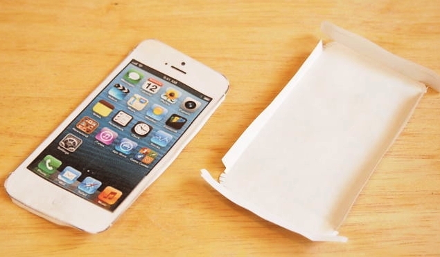 Телефон бумаги фото. Чехол для телефона из бумаги. Чехол для телефона из картона. Бумажный айфон. Картонный айфон.