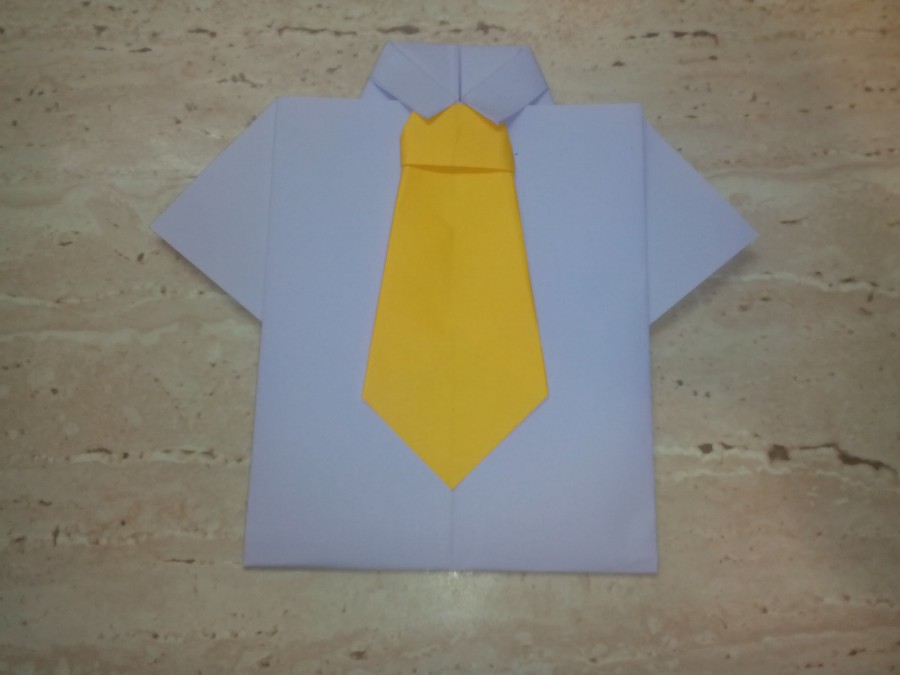 Сделать галстук из бумаги на 23 февраля. Поделка рубашка с галстуком. Открытка рубашка с галстуком. Открытка рубашка оригами. Рубашка на 23 февраля.