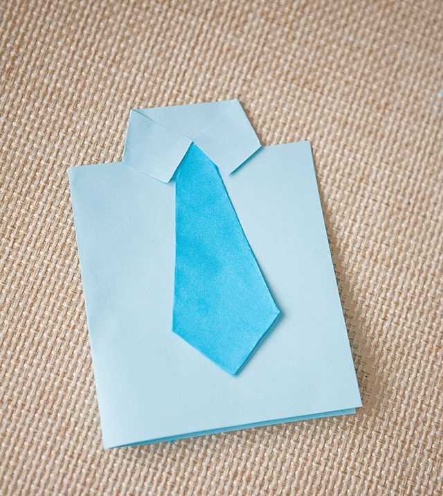 Сделать галстук из бумаги на 23 февраля. Открытка галстук. Открытка рубашка оригами. Поделка рубашка с галстуком из бумаги. Оригами рубашка открытка к 23 февраля.