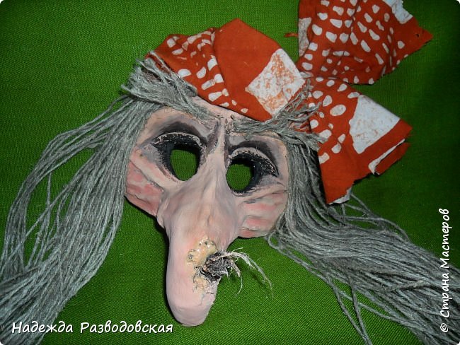 Баба яга в шоу маска. Маска карнавальная "баба Яга". Театральная маска бабы яги. Маска нос бабы яги. Полумаска бабы яги.