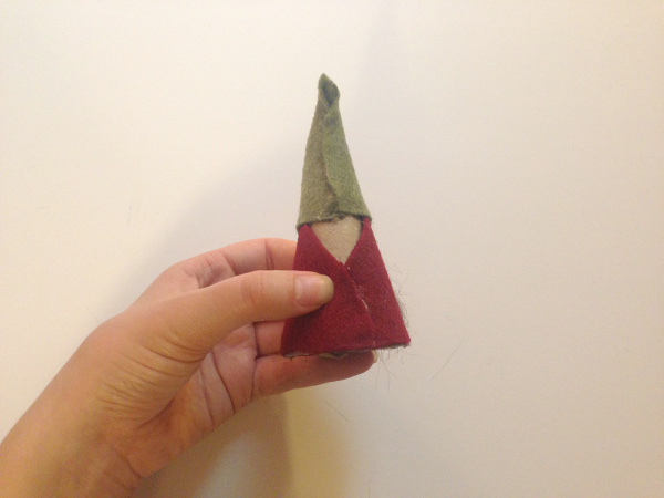 Как сделать шляпу гнома из бумаги. Маленькие Гномы своими руками из бумаги. Гномики треугольные из картона. Гномик из бумаги мастер класс. Гномик из бумаги своими руками