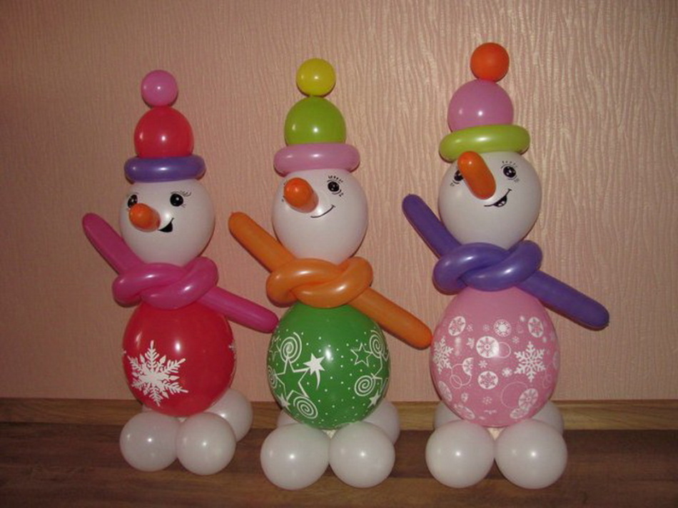 Снеговик шаров. Фигуры из воздушных шаров. Снеговик из шаров. Снеговик из шариков воздушных. Новогодние фигурки из шаров.