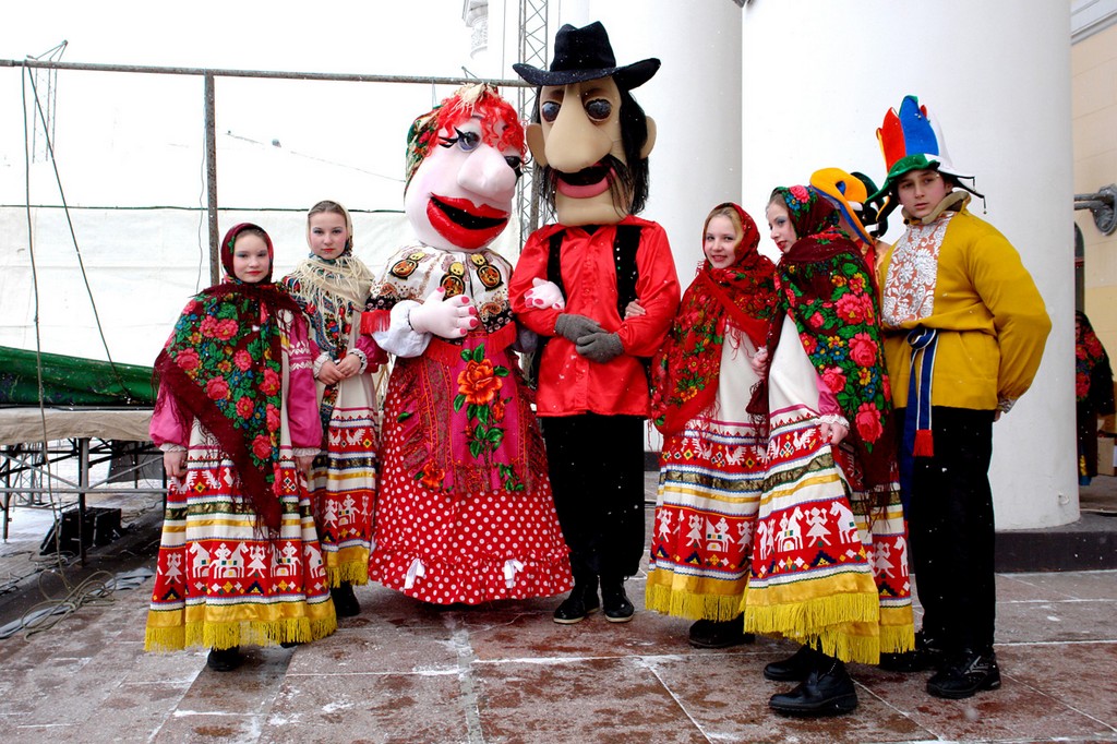 Праздник короче. Костюм Масленицы. Наряд на Масленицу. Ряженые на Масленицу. Костюмы ряженых на Масленицу.